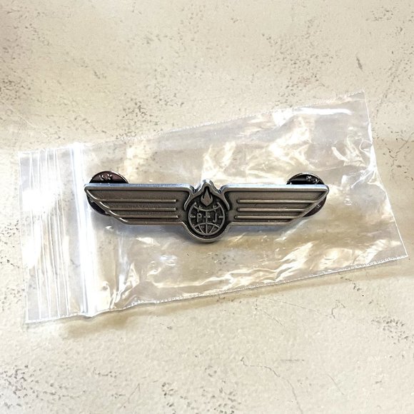 RARE NWT 2014 Pearl Jam "Airways" US Lightning Bolt Tour Pin, Mint Condition - Picture 1 of 2